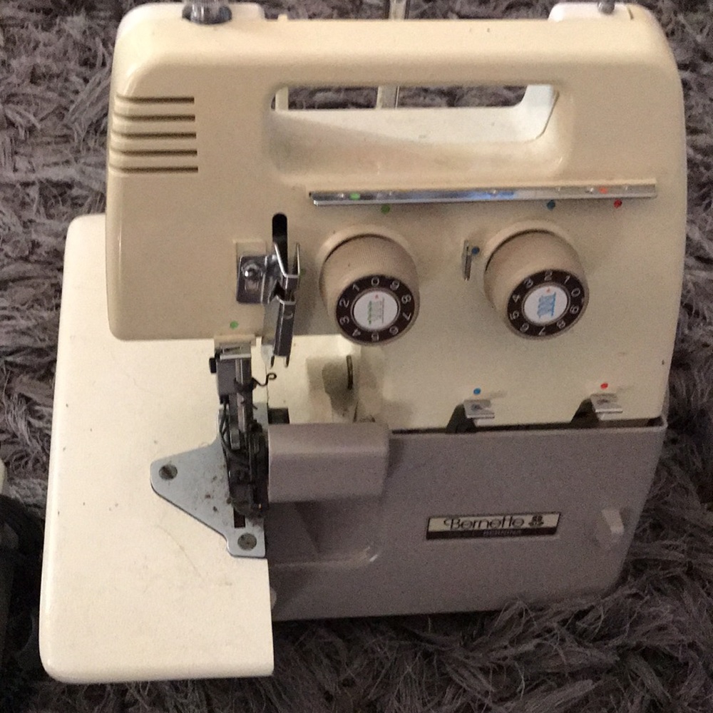 Sewing Machine - Picture 2 of 3